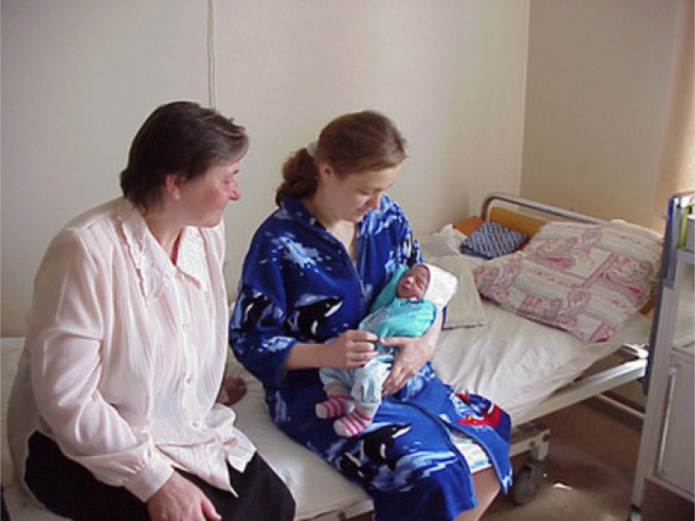 Янукович назвал охрану матери и ребенка приоритетом медицинской реформы