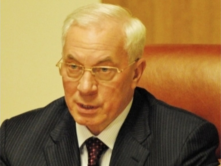Азаров пугает чиновников увольнениями, если те будут требовать от бизнеса «лишнее»