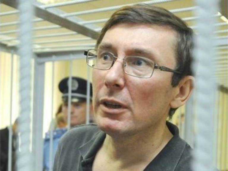 В суде начался допрос Луценко
