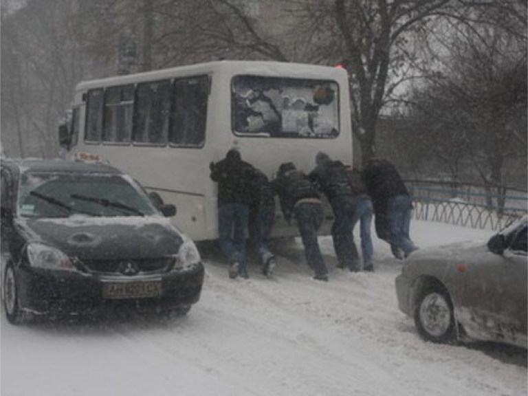 В Закарпатье из-за снегопада ограничивают движение