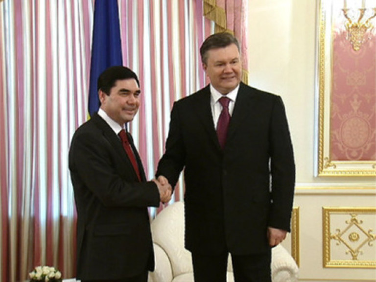 Янукович всречается с Президентом Туркменистана «с глазу на глаз»