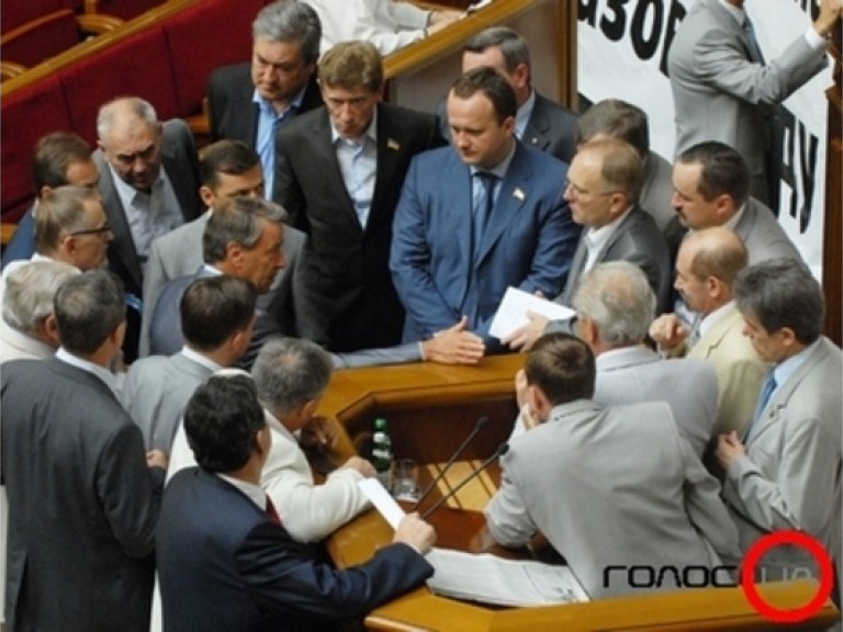 Депутаты от БЮТ заблокировали трибуну парламента