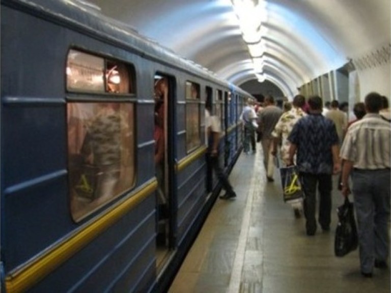 Сотрудников метро «Минская» подозревают в присвоении более миллиона гривен