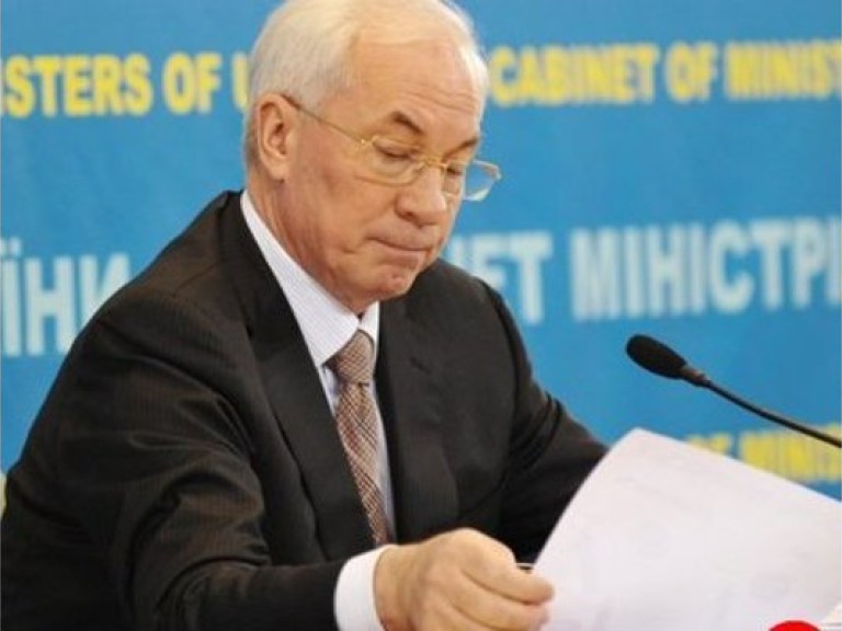 Азаров пообещал обсудить новый закон о занятости с экспертами