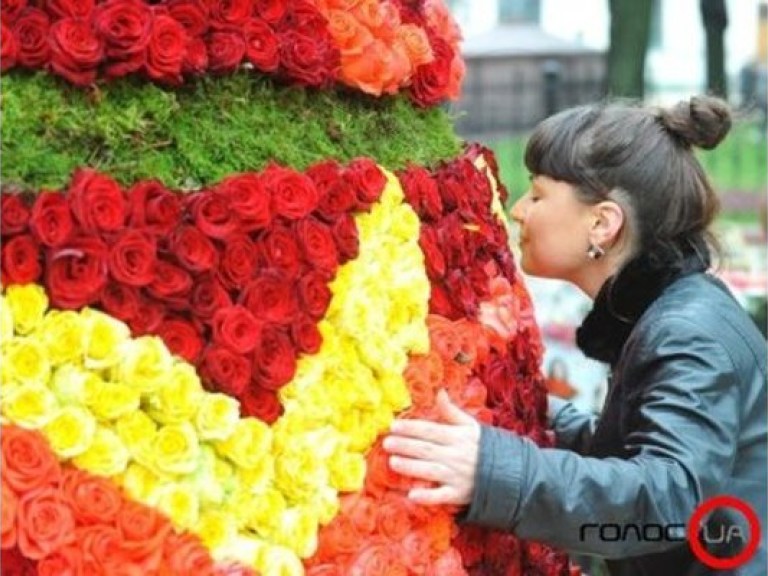 В Лавре установили 2-метровую писанку из живых роз (ФОТО)