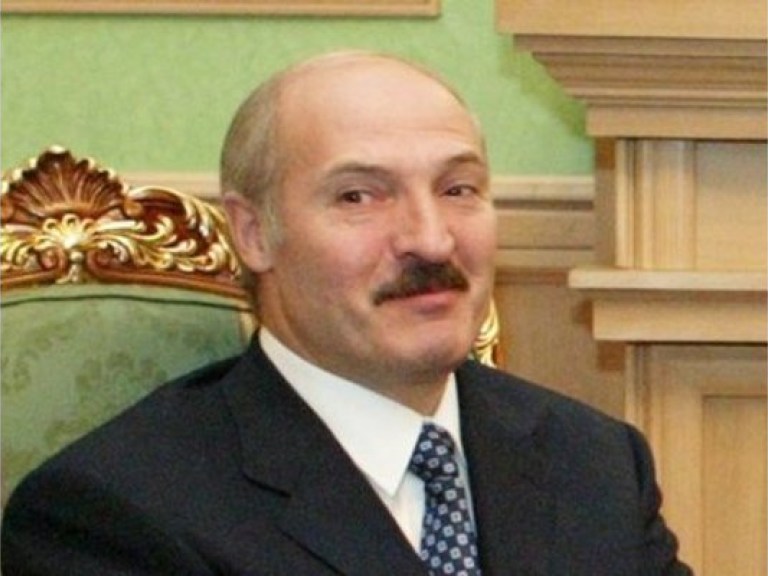 Лукашенко освободил двух оппозиционеров
