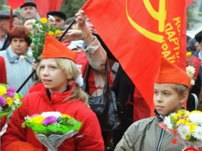 19 мая коммунисты примут в ряды пионерии 900 детей