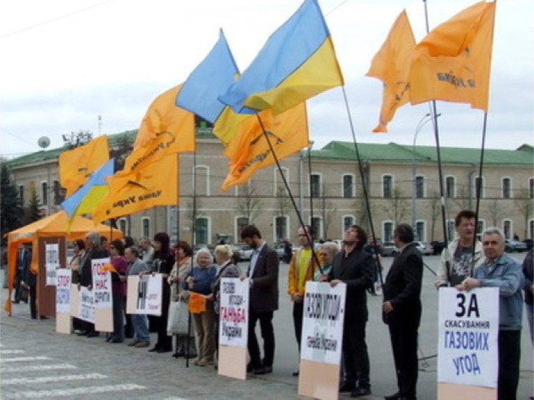 В Харькове собирают подписи против газовых соглашений (ФОТО)