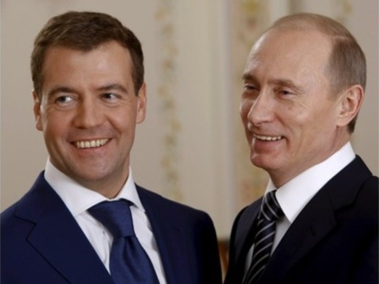 Медведев передал власть Путину