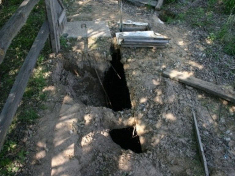 СКАНДАЛ: на Киевщине школьник обнаружил яму с человеческими органами (ФОТО)