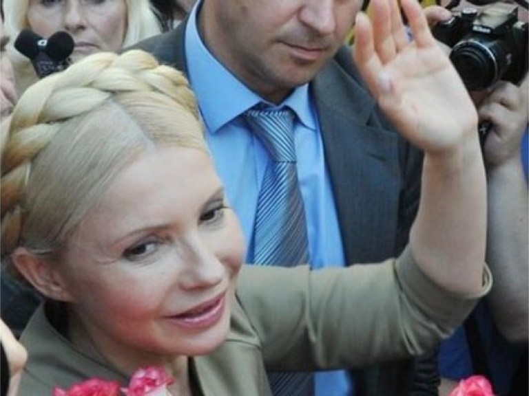 Тимошенко подписала фото для своих сторонников