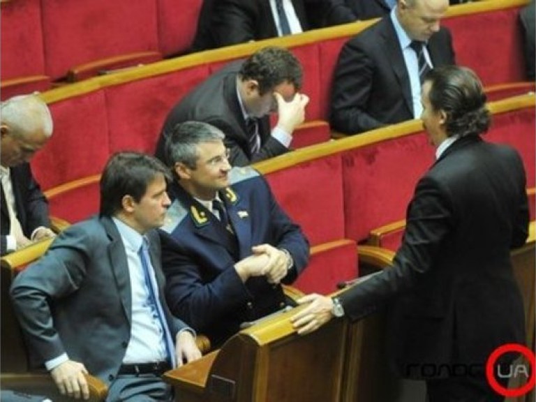 Оппозиция остается в сессионном зале парламента