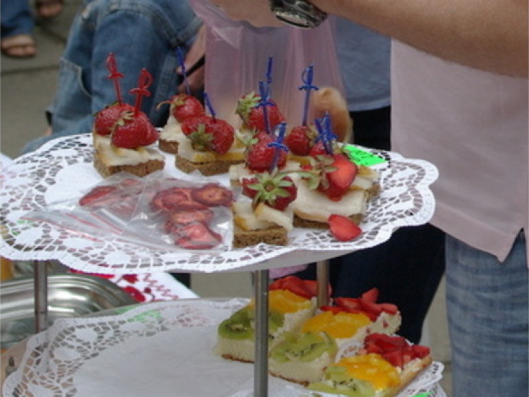 В Черкассах на День города ели клубнику с салом (ФОТО)