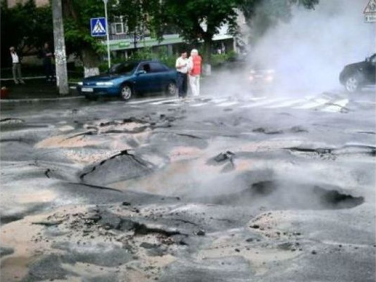 В &#171;Киевэнерго&#187; обещают ликвидировать потоп из кипятка в центре столицы уже за сутки