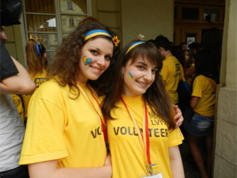 Львовские волонтеры разрисовали свои лица в знак поддержки украинской сборной (ФОТО)