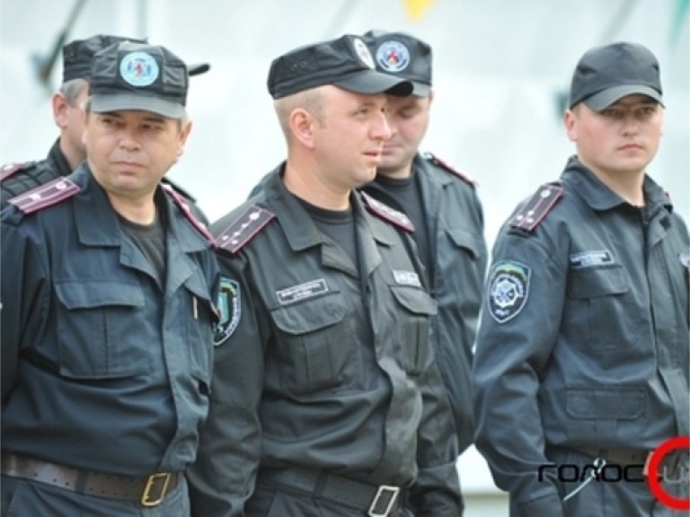 Милиция возле киевского стадиона вооружена газовыми баллончиками и дубинками