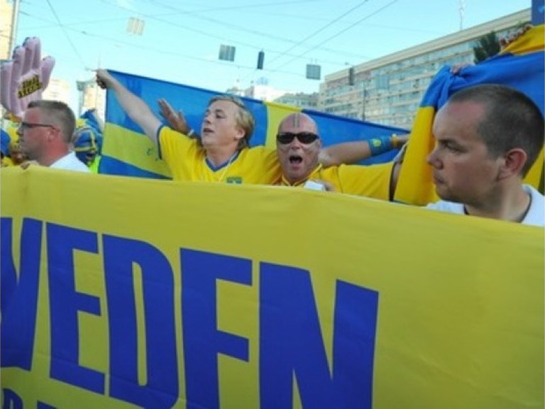 На Крещатике шведы поддерживают сборную Украины