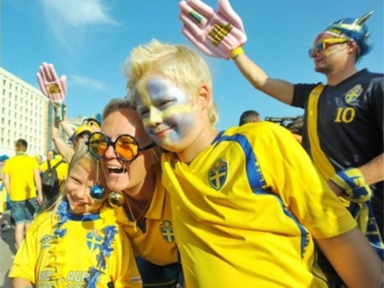 На пеший марш по Киеву собрались 2 тысяч шведских болельщиков