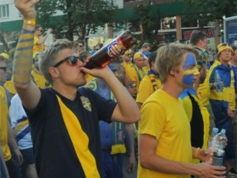 Несколько тысяч шведских болельщиков колонной двинулись к «Олимпийскому»