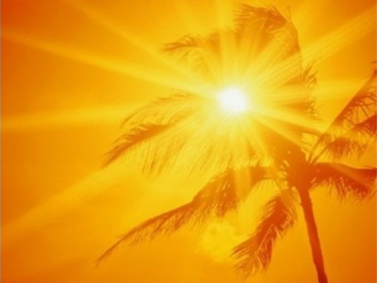 При солнечном ударе человека надо поместить в тень и обеспечить доступ воздуха &#8212; врач