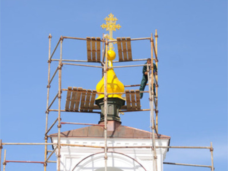Над входом к Трапезной палате Киево-Печерского заповедника установили крест