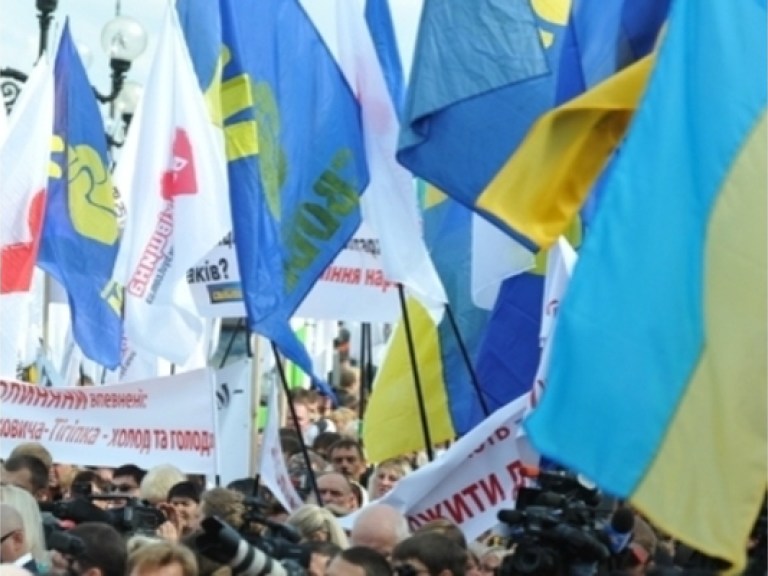 Митинг под Украинским домом продолжается