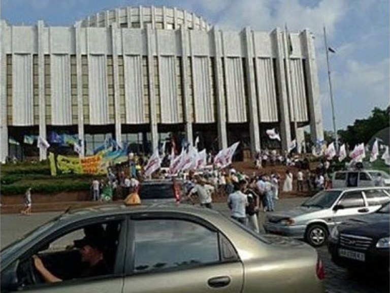 Под Украинским домом продолжают митинговать около сотни человек