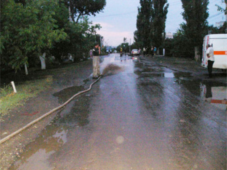 В подтопленном Арцизе в Одесской области продолжают откачивать воду (ФОТО)