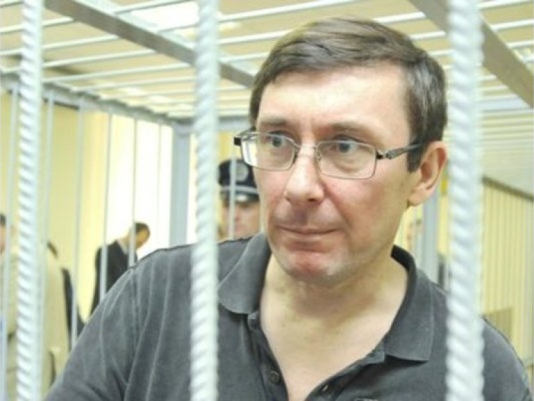 Луценко начал давать показания в суде