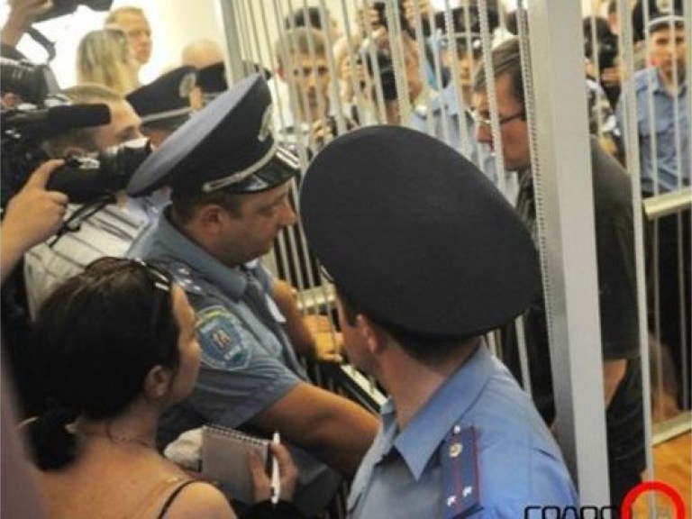 Милиционер упал в обморок во время выступления Луценко в суде
