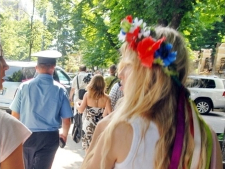 На Кирилла в Борисполе напала голая активистка Femen