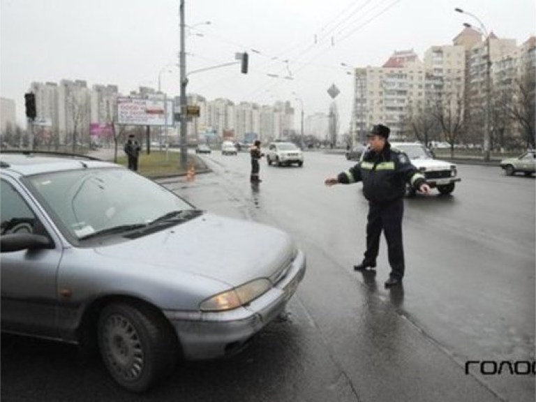 Азаров разрешил водителям снимать ГАИшников