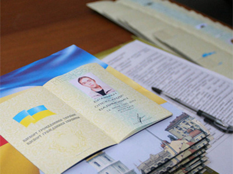 Украинцы не могут получить внутренние паспорта &#8212; СМИ