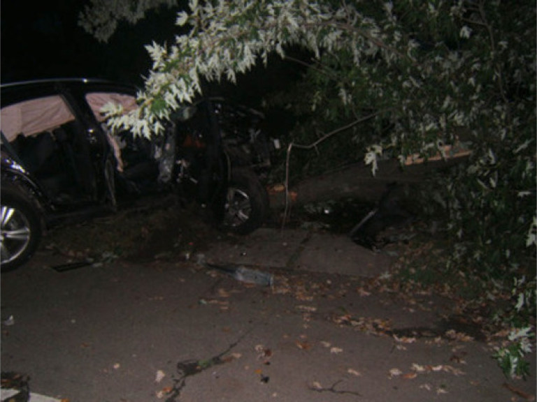 На Русановке джип влетел в дерево: водитель погиб (ФОТО)