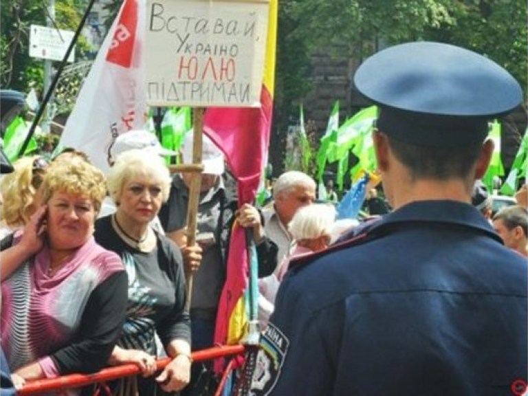 К суду над Тимошенко подогнали автозаки и милицию