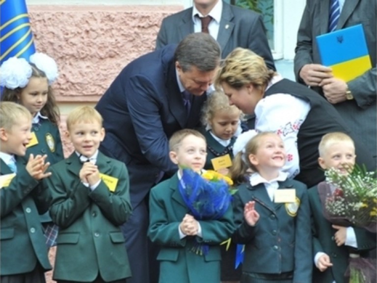Янукович поручил местным властям проверить готовность школ к учебному году
