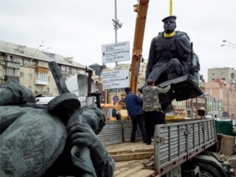 В Киеве исчезают памятники героям Великой Отечественной