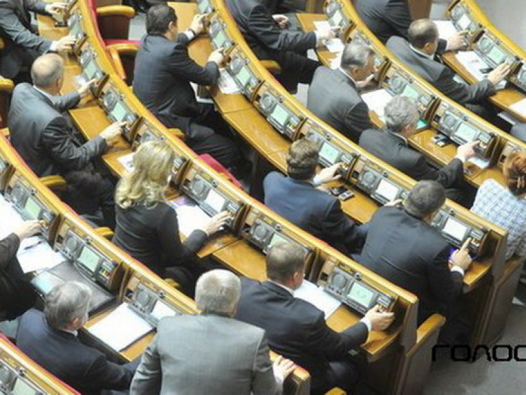 Депутаты вернулись с каникул — сессионный зал заполнен