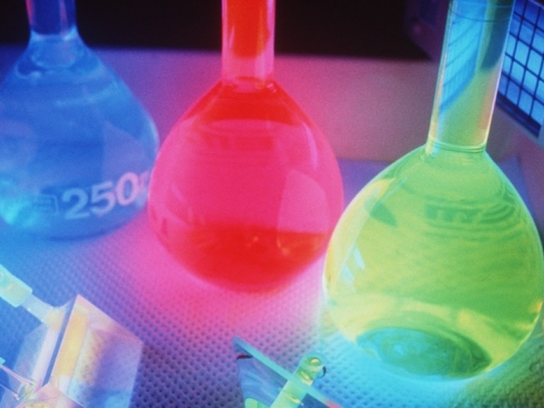 В киевской школе упал шкаф с химикатами