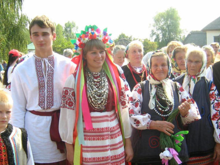 В Пирогово массово празднуют народную свадьбу