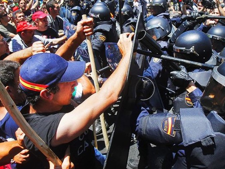 Протестующие испанцы пытались захватить парламент