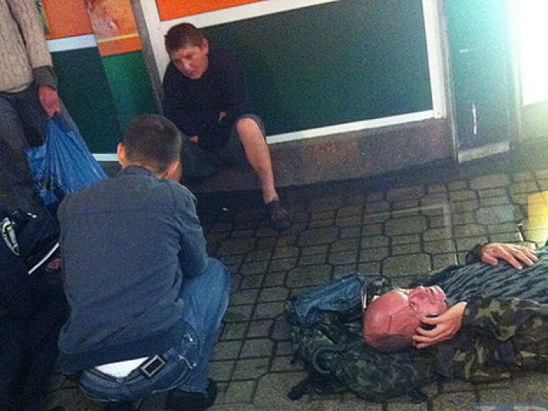 В центре Киева милиционеры волокли в автозак окровавленного голландца (ФОТО, ВИДЕО)