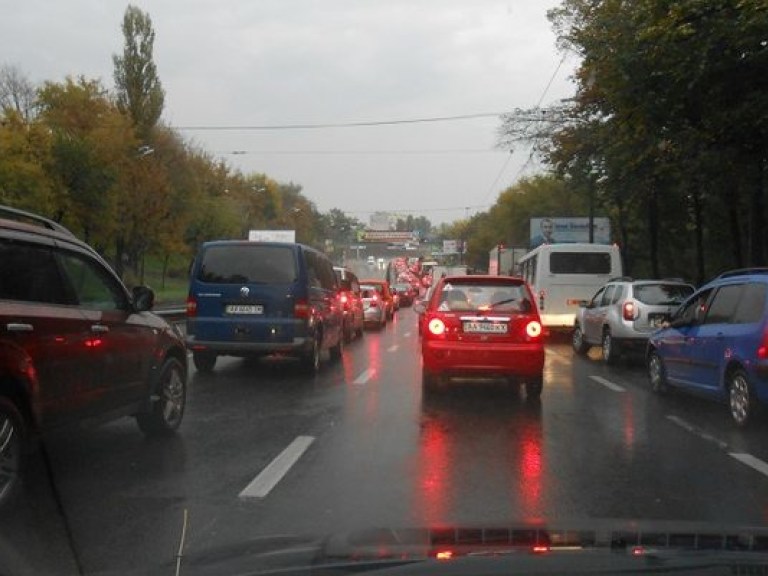 Ливень парализовал дорожное движение в Киеве