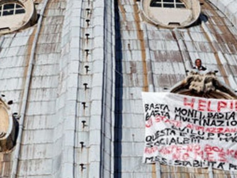 Итальянский ресторатор протестует на куполе ватиканского собора