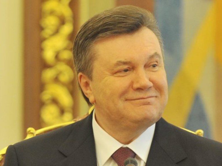 Янукович дал орден своей первой учительнице