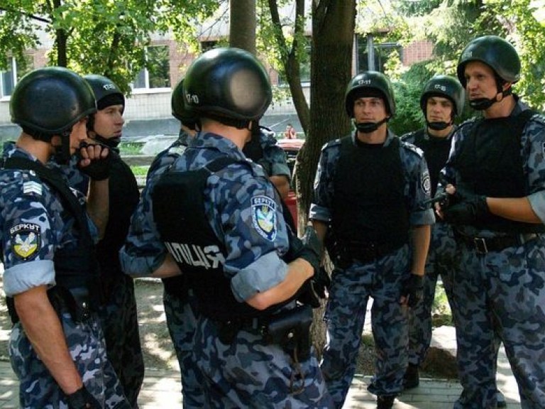 Азаров обещает, что не уволит ни одного милиционера