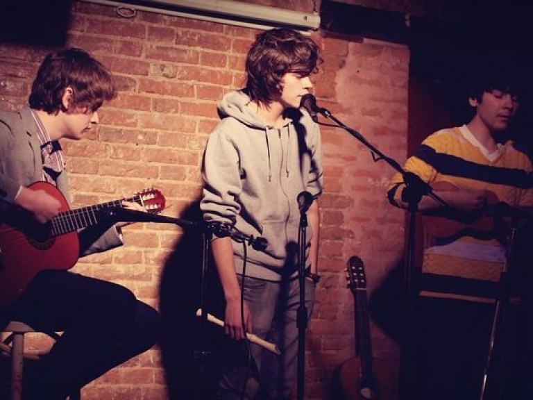 Российская фолк-группа The Retuses умеет брать за душу