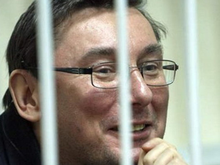 В колонии Луценко читает книги Костенко и Стуса