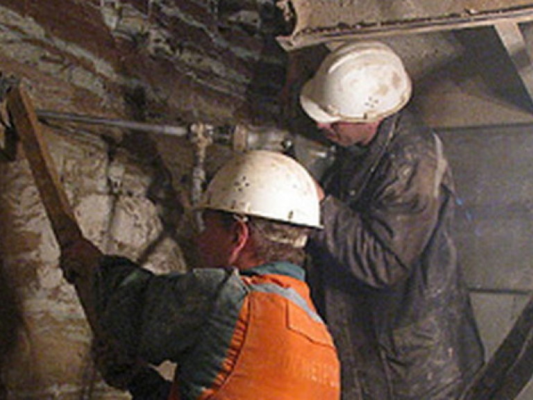 Янукович пообещал трудоустроить шахтеров, уволенных по его вине