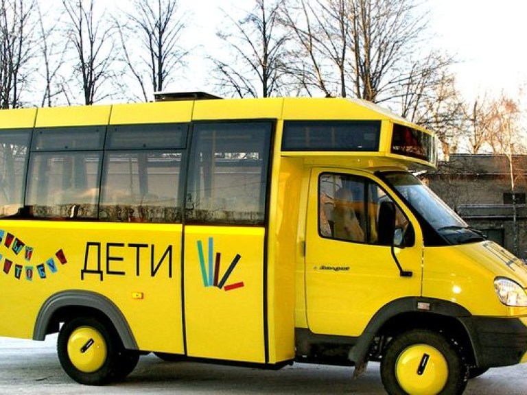 Янукович хочет строить сельские дороги, чтобы школьные автобусы не ломались